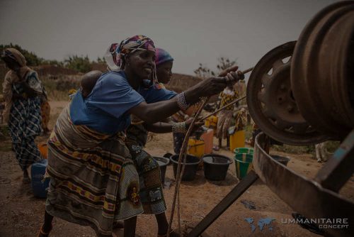 femmes souriantes tirant eau puits Niger