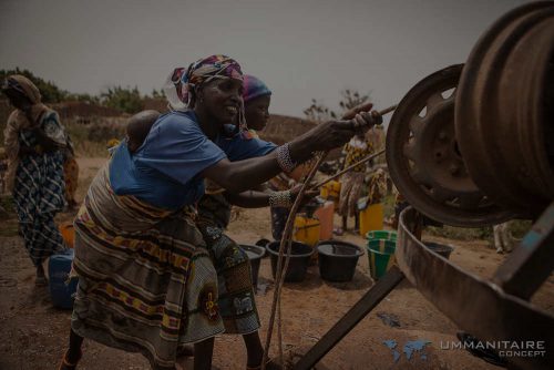 femmes souriantes tirant eau puits Niger