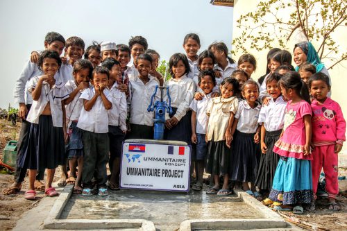 enfants tous sourire devant puits Cambodge