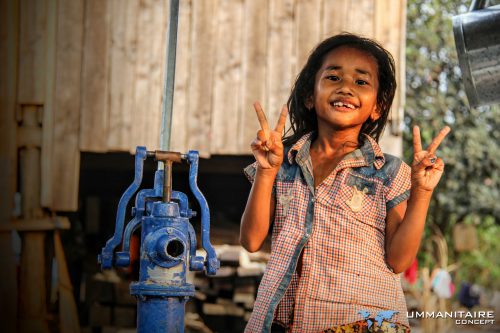 enfant sourire puits eau Cambodge