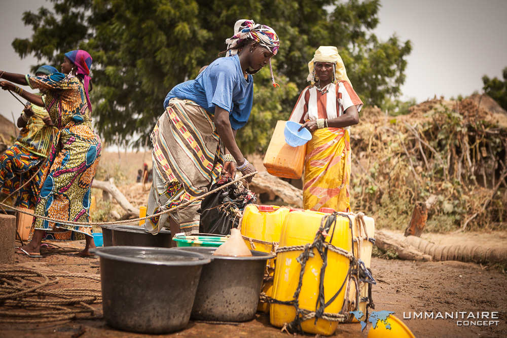 femmes passant du temps à remplir de l'eau potable