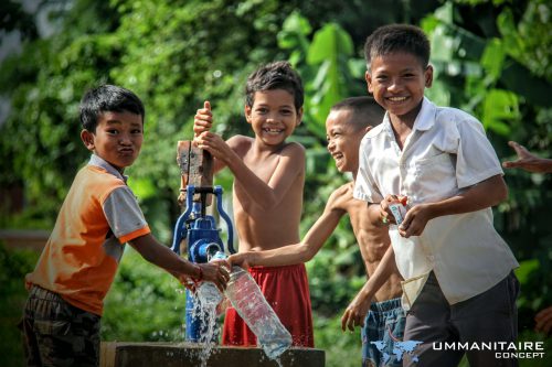 enfants souriants puits verdure Cambodge