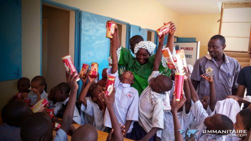 enfants recevant gateau école Niger