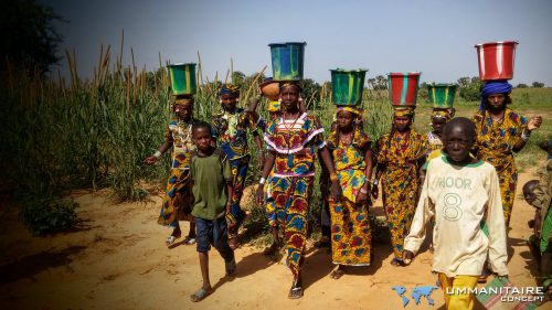 femmes porteuses d'eau colorées Niger