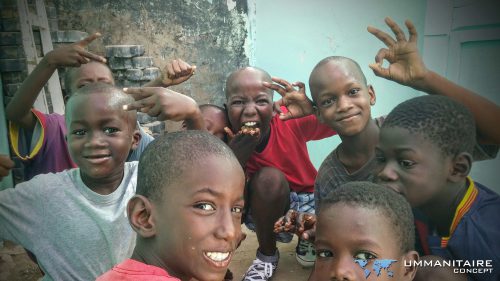 jeunes garçons souriants mangent Niger