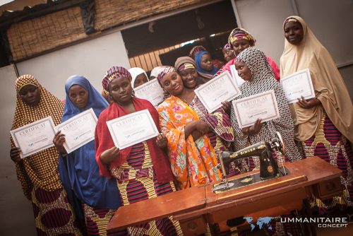 femmes ayant obtenu un diplôme de couture permettant leur indépendance financière