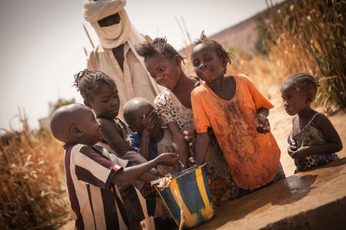 enfants riants autour puits Niger