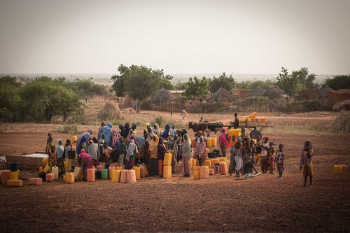 villageois puits Niger avec jericanes d'eau