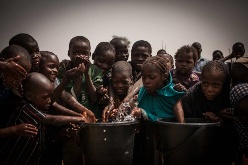 enfants enthousiastes puits niger