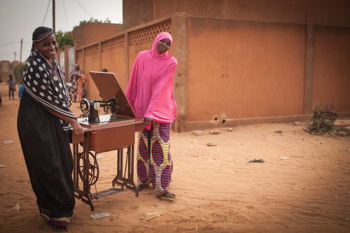femmes portant machine à coudre Niger