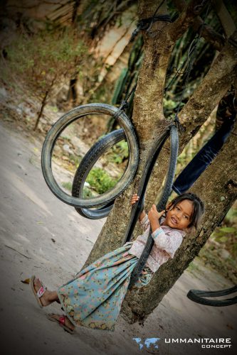petite fille asiatique balançoire pneu