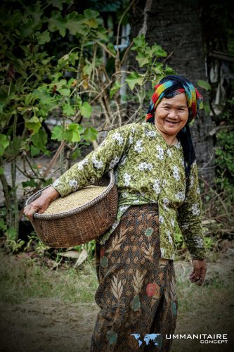 femme souriante asiatique portant riz