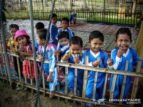enfants asiatiques souriants tenue bleue