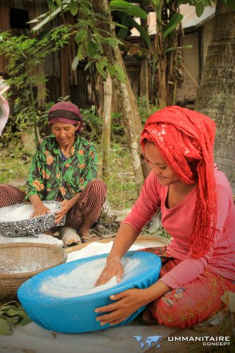 femmes tamisant noix de coco Cambodge