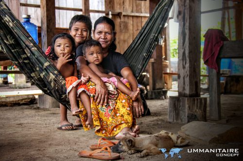 famille asiatique souriante dans hamac