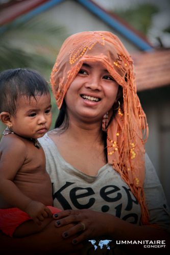 femme portant enfant Cambodge