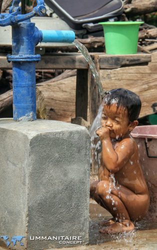 enfant douche eau puits Cambodge