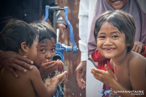 jeunes enfants buvant eau puits