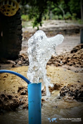 eau jaillissante puits Cambodge
