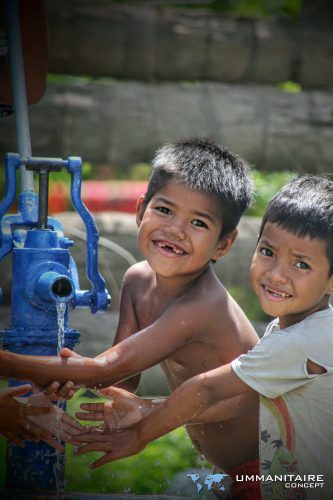 petits garçons souriants puits