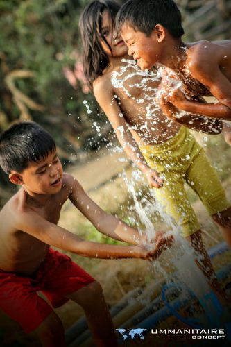 enfants souriants eau jaillissante