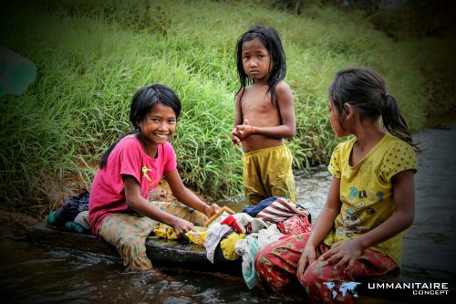 petites filles lavant vêtements Cambodge