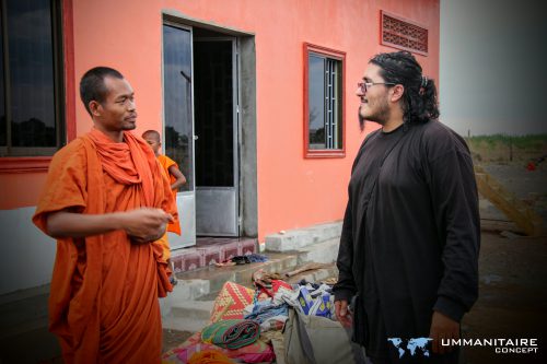 agent d'association humanitaire regard habitant bouddhiste en asie