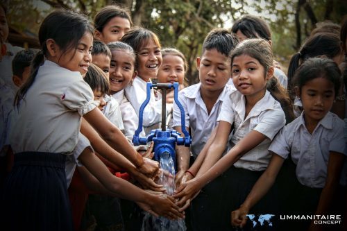 enfants souriants puits école Cambodge