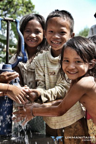 enfants asiatiques souriants puits