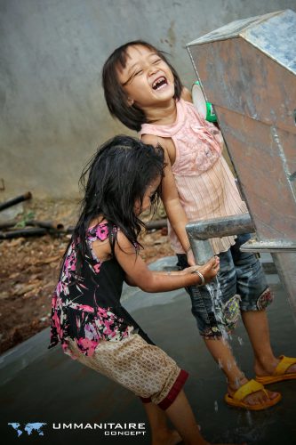 puits Cambodge avec rieuses