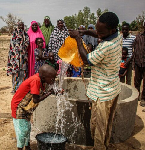 puits pour apporter de l'eau à un village en Afrique
