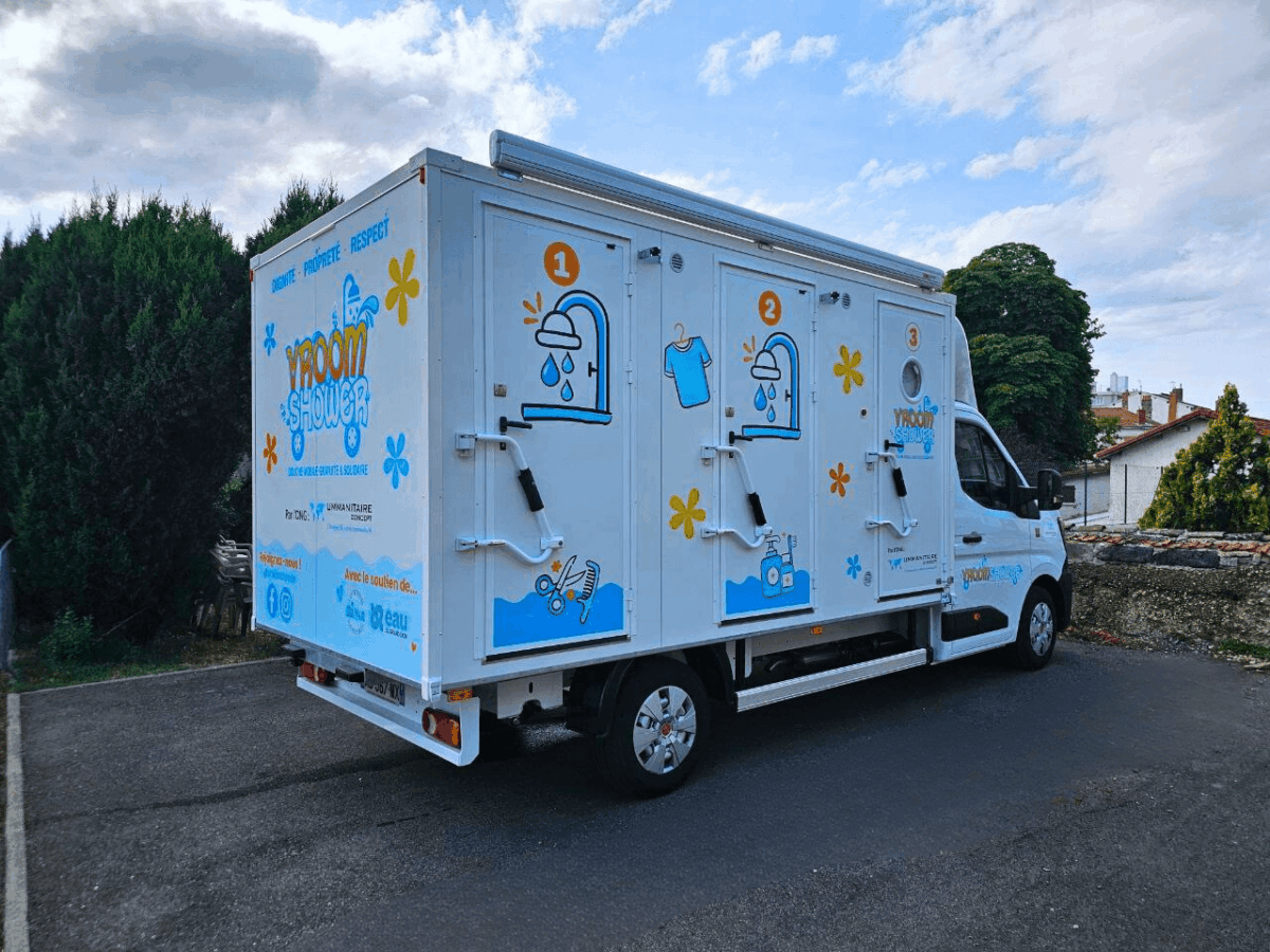 Véhicule douche mobile pour sans-abri à Lyon Doudouche