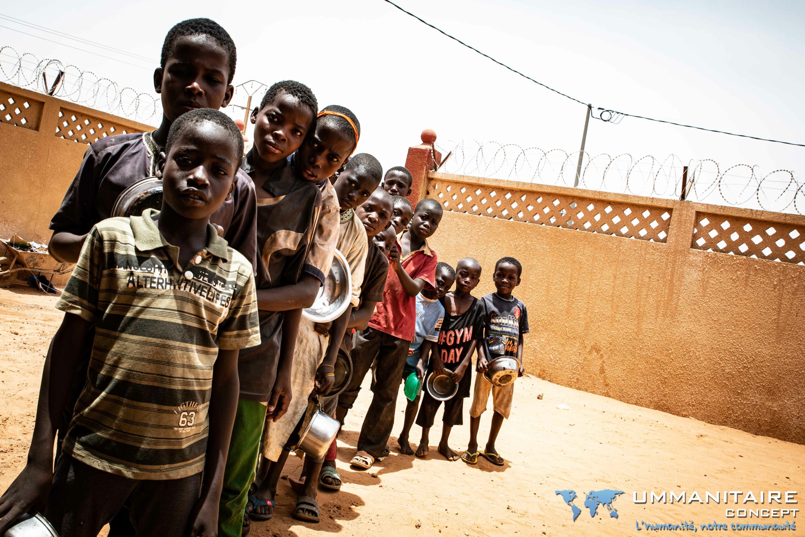 enfants des rues qui attendent de recevoir un repas