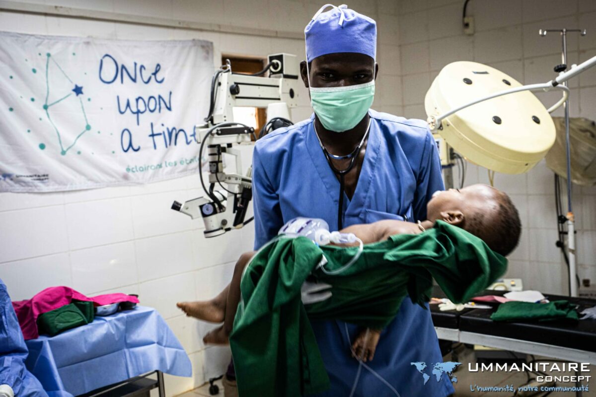 opération médicale d'un enfant malade