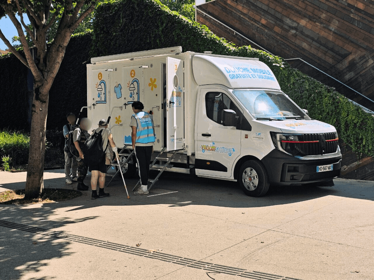 Véhicule douche mobile pour sans-abri à Lyon Doudouche